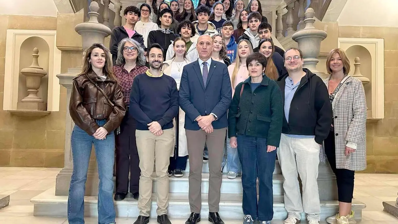 Los alumnos galos se realizan la tradicional foto de familia en el Ayuntamiento de San Marcelo.