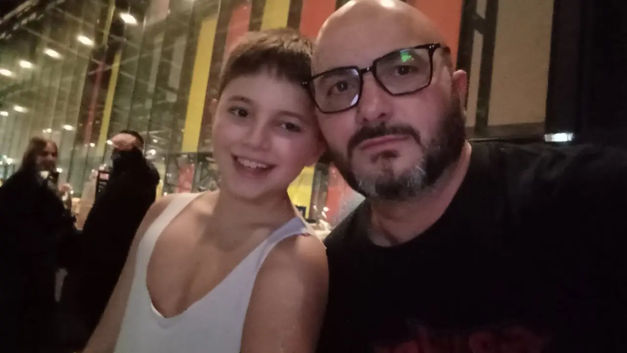 El promotor musical leon&eacute;s, &Aacute;lvaro Ferrero, junto a su hijo en el &uacute;ltimo concierto de La M.O.D.A. en Le&oacute;n.