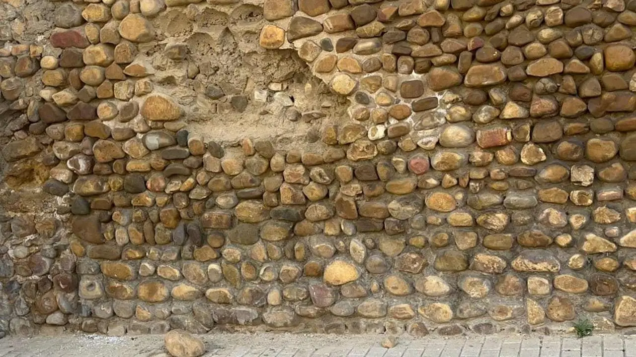 Imagen de la muralla de Le&oacute;n tras desprenderse varias piezas de una zona ya recuperada.