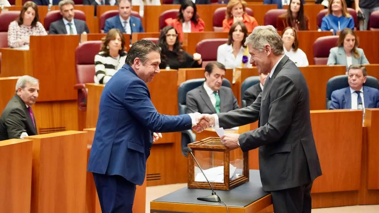 Luis Mariano Santos (UPL) durante la votaci&oacute;n a la presidencia de las Cortes.