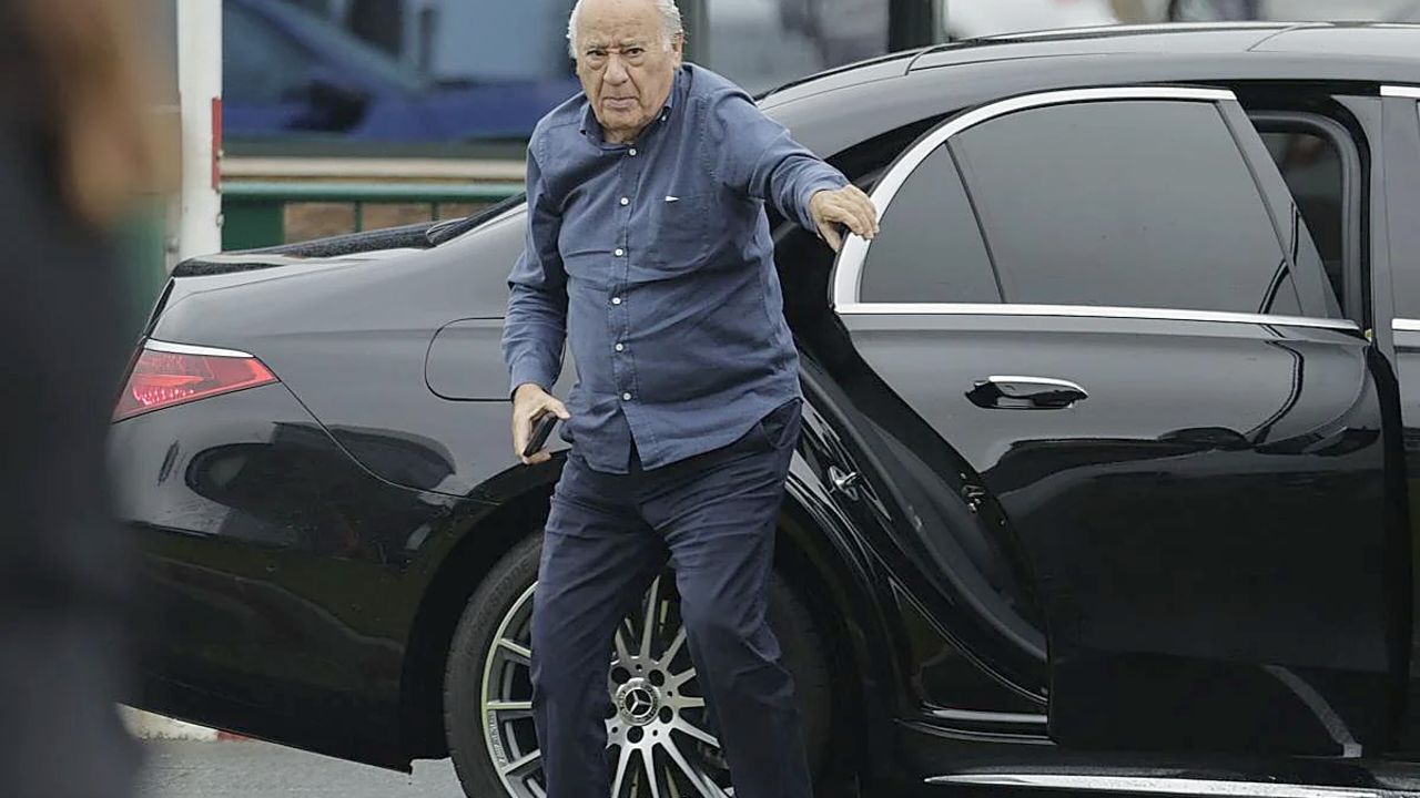 Amancio Ortega desciende de su veh&iacute;culo en una imagen de archivo.