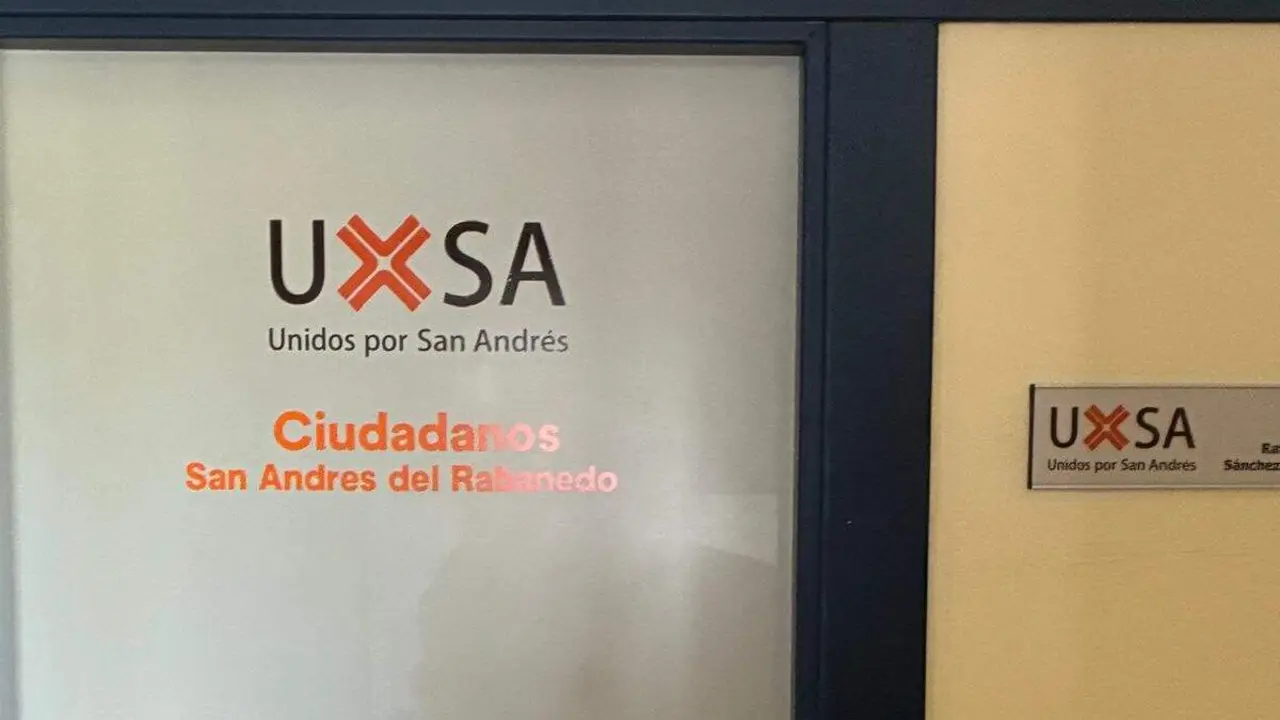 Rotulaci&oacute;n de la puerta del despacho municipal de UxSA criticada por CCD en una imagen decida por la formaci&oacute;n.