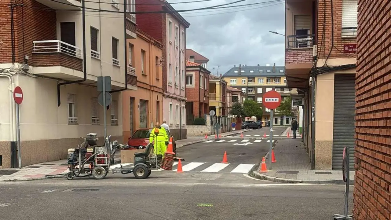 Imagen de las obras de intervenci&oacute;n en la se&ntilde;alizaci&oacute;n horizontal en la zona.