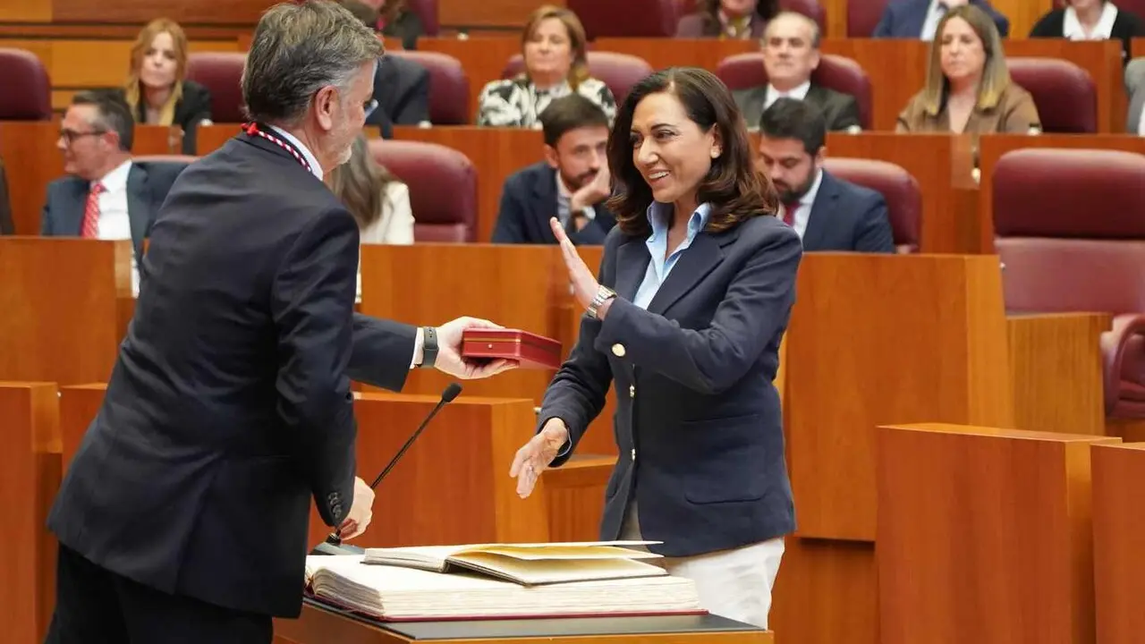 Alicia Gallego (UPL), en el momento de rechazar la medalla de las Cortes.