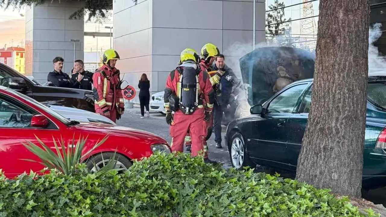 Bomberos Le&oacute;n interviene en el Hospital de Le&oacute;n por el incendio de un coche.