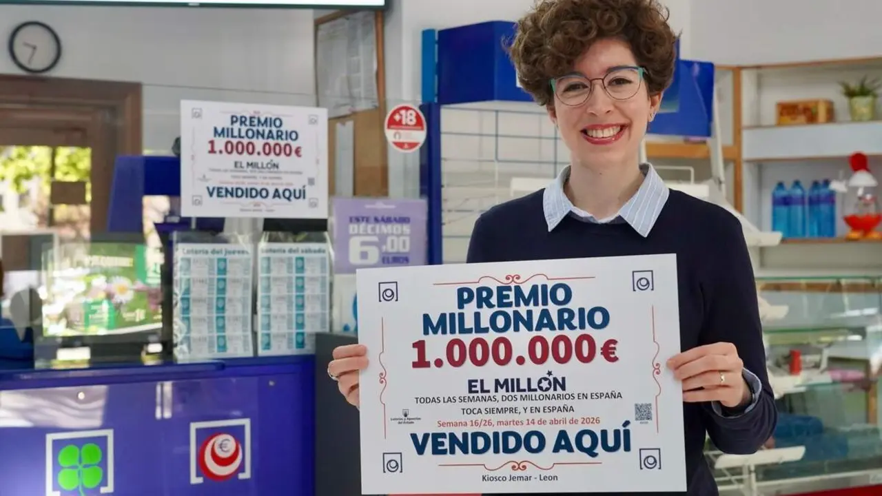 Un boleto validado en Le&oacute;n, agraciado con el premio de &lsquo;El Mill&oacute;n&rsquo; en el sorteo del Euromillones en la administraci&oacute;n de loter&iacute;as de la calle Jos&eacute; Aguado. En la imagen, la propietaria del establecimiento, Ana Ol&aacute;iz