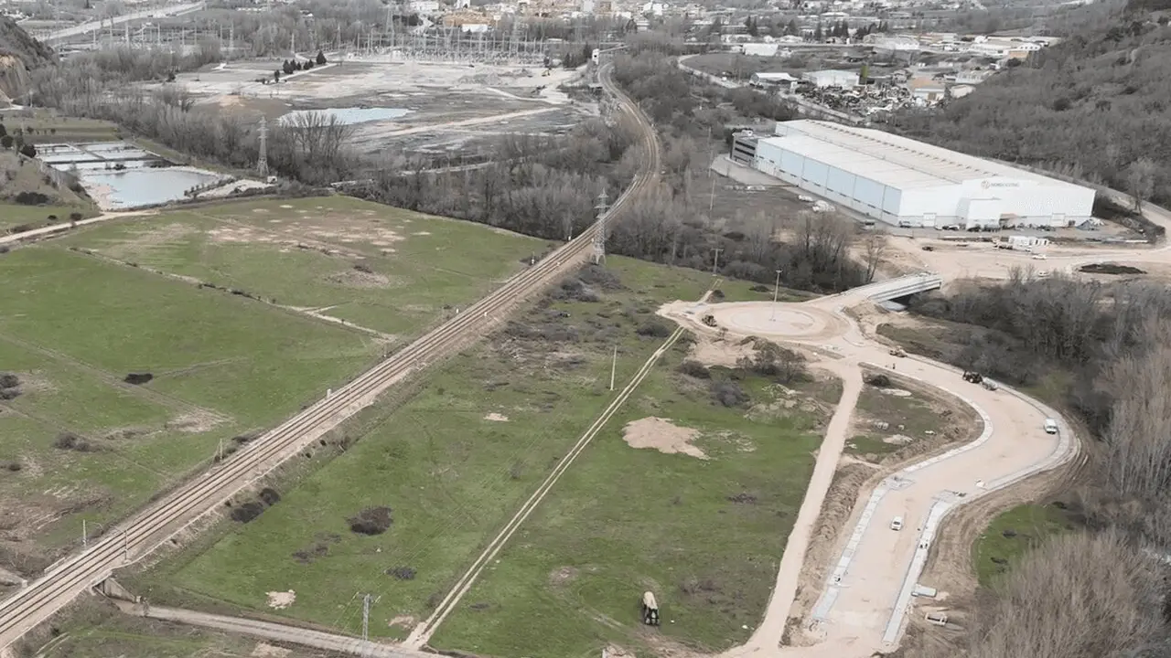 Vista del centro de innovaci&oacute;n que desarrollar&aacute; Reolum en La Robla y el acceso al mismo.