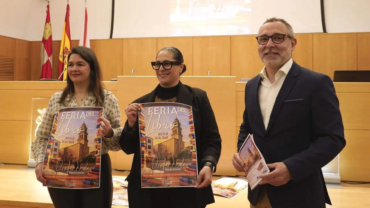 El concejal de Fiestas del Ayuntamiento de Ponferrada, Carlos Cortina, y miembros de la Asociaci&oacute;n de Libreros, durante la presentaci&oacute;n dela Feria del Libro