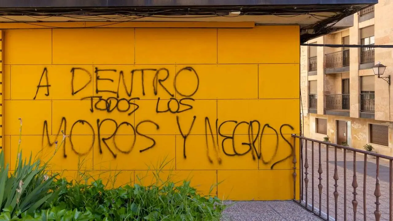 Pintada realizada durante la madrugada en la sede del PSOE de Salamanca