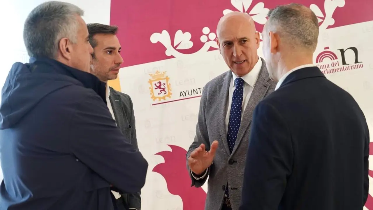 El alcalde de Le&oacute;n, Jos&eacute; Antonio Diez, informa sobre proyectos de eficiencia energ&eacute;tica en la ciudad, junto al t&eacute;cnico municipal Jes&uacute;s Garc&iacute;a Fl&oacute;rez, Mart&iacute;n Zaldo Saiz, de Norsol, y Alfonso Escuredo, de KSTAR
