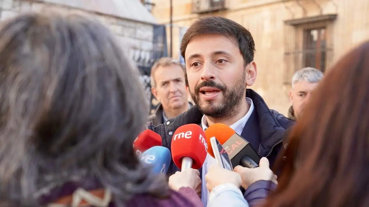 El secretario de Pol&iacute;tica Municipal del PSOE de Castilla y Le&oacute;n, Fran D&iacute;az, y el presidente de la Diputaci&oacute;n de Le&oacute;n, Gerardo &Aacute;lvarez Courel, mantienen un encuentro de trabajo con el Grupo Socialista. La vicesecretaria general del PSOECyL y vicepresidenta segunda de las Cortes, Nuria Rubio, tambi&eacute;n asiste al encuentro