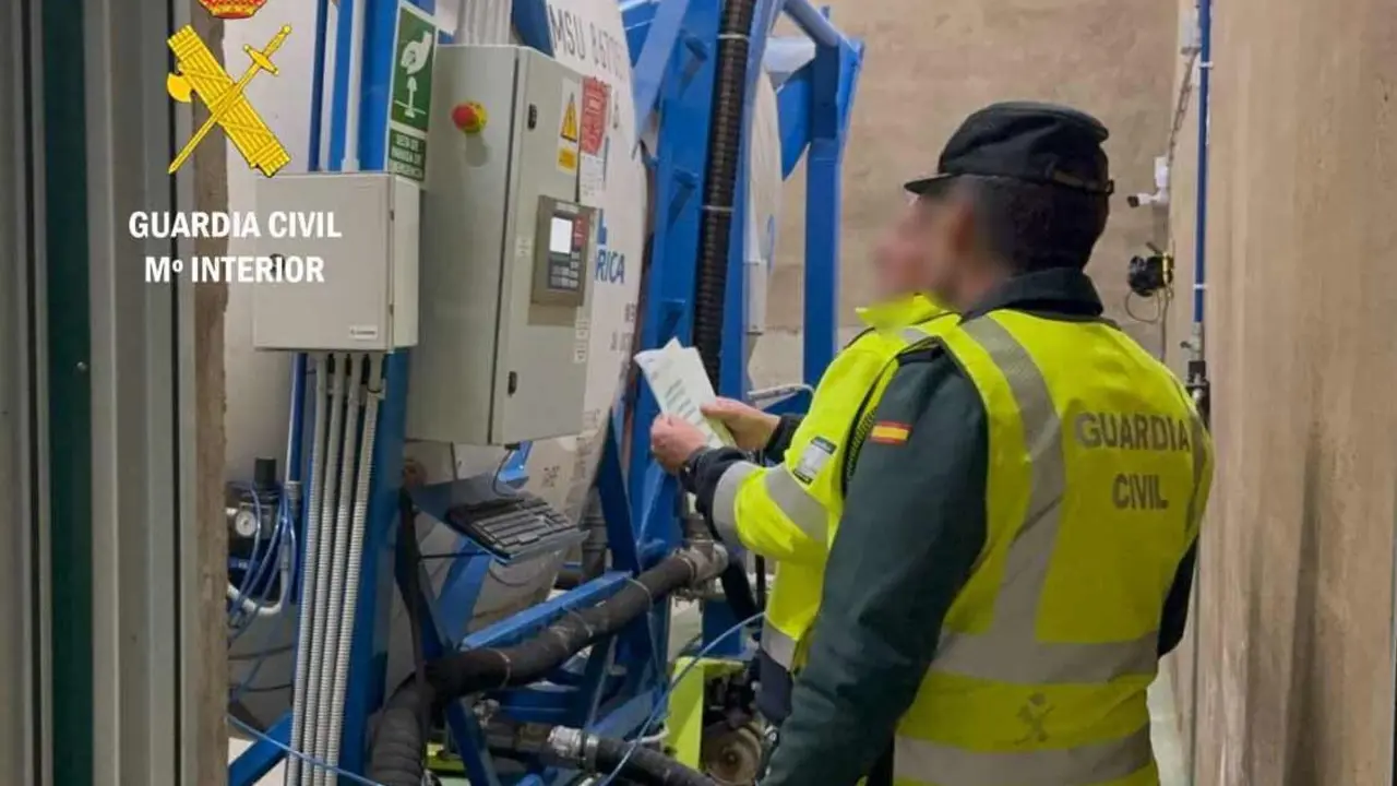 Efectivos de la Guardia Civil durante la supervisi&oacute;n de producci&oacute;n de explosivos.