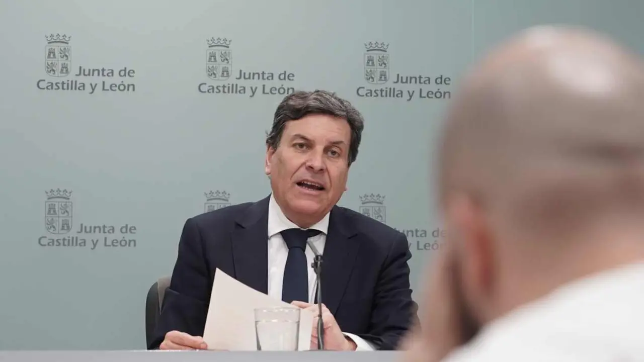 El portavoz y consejero en funciones de Econom&iacute;a y Hacienda, Carlos Fern&aacute;ndez Carriedo, comparece en rueda de prensa posterior al Consejo de Gobierno.