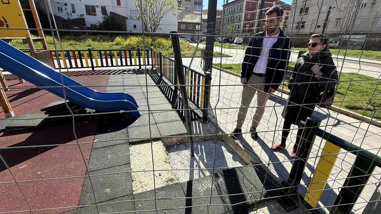 El PP denuncia abandono en Feve y bloqueo del tren al centro. El portavoz popular en el Ayuntamiento de Le&oacute;n, David Fern&aacute;ndez, critica la gesti&oacute;n del PSOE y el estado del entorno de la estaci&oacute;n de Padre Isla.