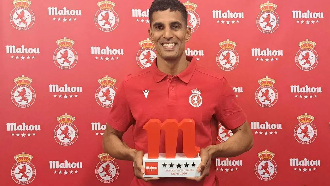 V&iacute;ctor Garc&iacute;a, en el momento de recibir su trofeo.