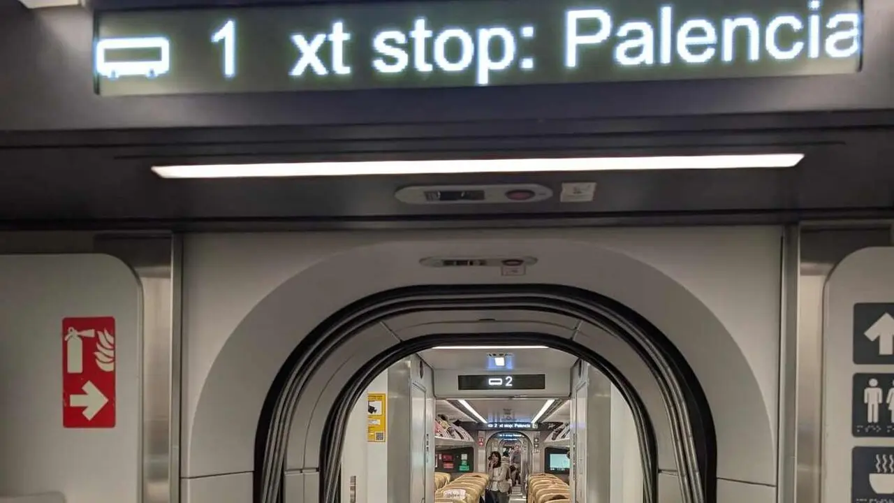 Imagen del interior del tren detenido en Palencia y con destino a Le&oacute;n tras el arrollamiento de una persona.