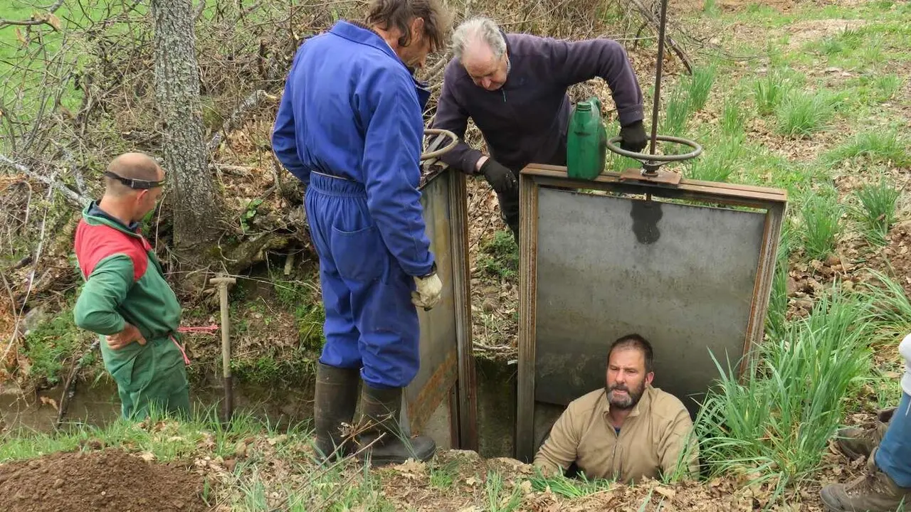 Las comunidades de regantes inician los trabajos de limpieza y mantenimiento de presas y acequias en toda la provincia, con el ejemplo de 'San Bartolom&eacute;'.&nbsp;Fotos: Miguel A. Gonz&aacute;lez Casta&ntilde;&oacute;n