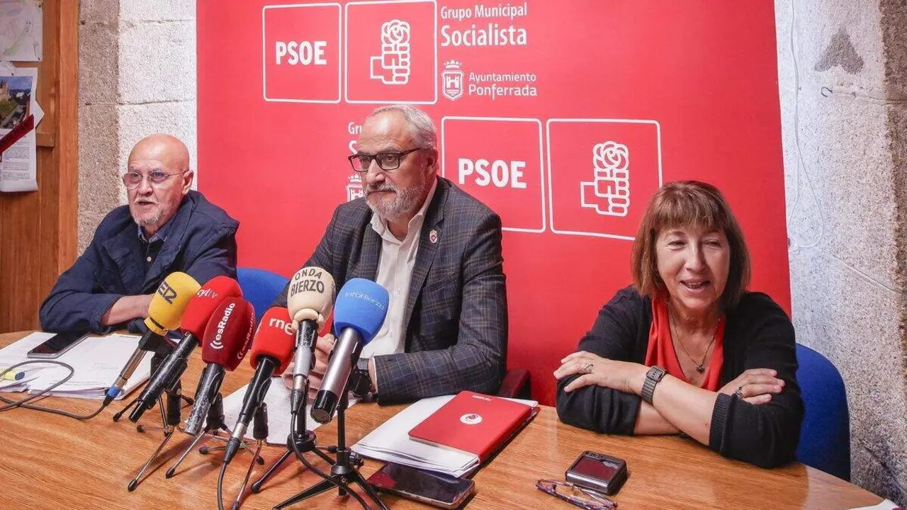 El portavoz del PSOE en el Ayuntamiento de Ponferrada, Olegario Ram&oacute;n (C), junto a los concejales Pedro Fern&aacute;ndez (I), y Mabel Fern&aacute;ndez, durante su comparecencia para hablar de la reciente sentencia sobre la red de calor de la ciudad