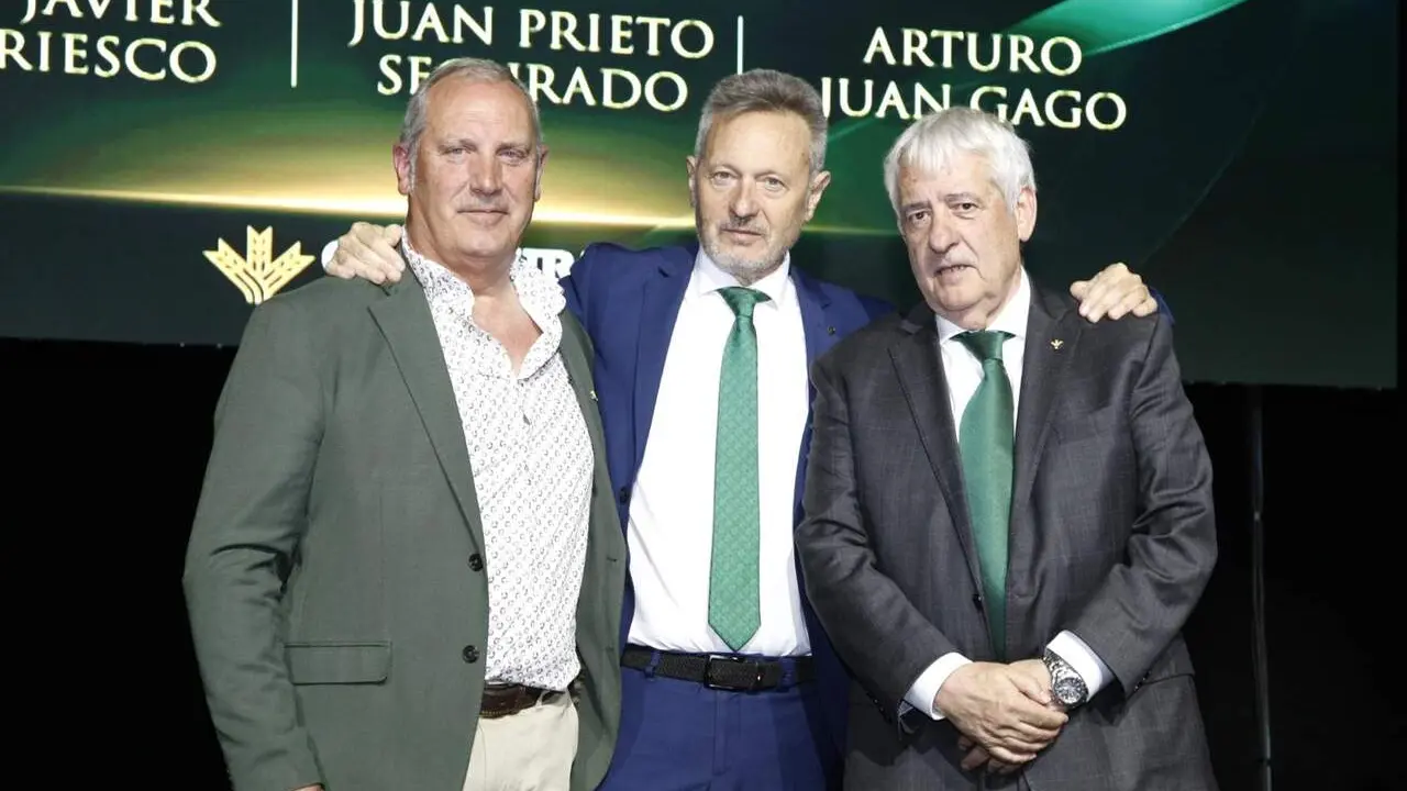 La Caja Rural de Zamora ha rendido homenaje a tres de sus trabajadores hist&oacute;ricos que han alcanzado los 50 a&ntilde;os de trayectoria profesional dentro de la entidad, un hito &ldquo;poco habitual en el contexto laboral actual&rdquo; y que simboliza medio siglo de compromiso y vocaci&oacute;n de servicio.