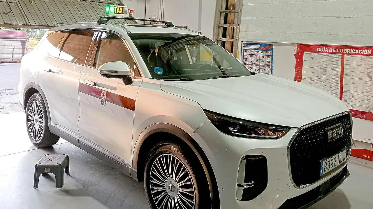 Imagen del primer taxi Ebro en Espa&ntilde;a, que la pr&oacute;xima semana ya circular&aacute; por las calles de Le&oacute;n.