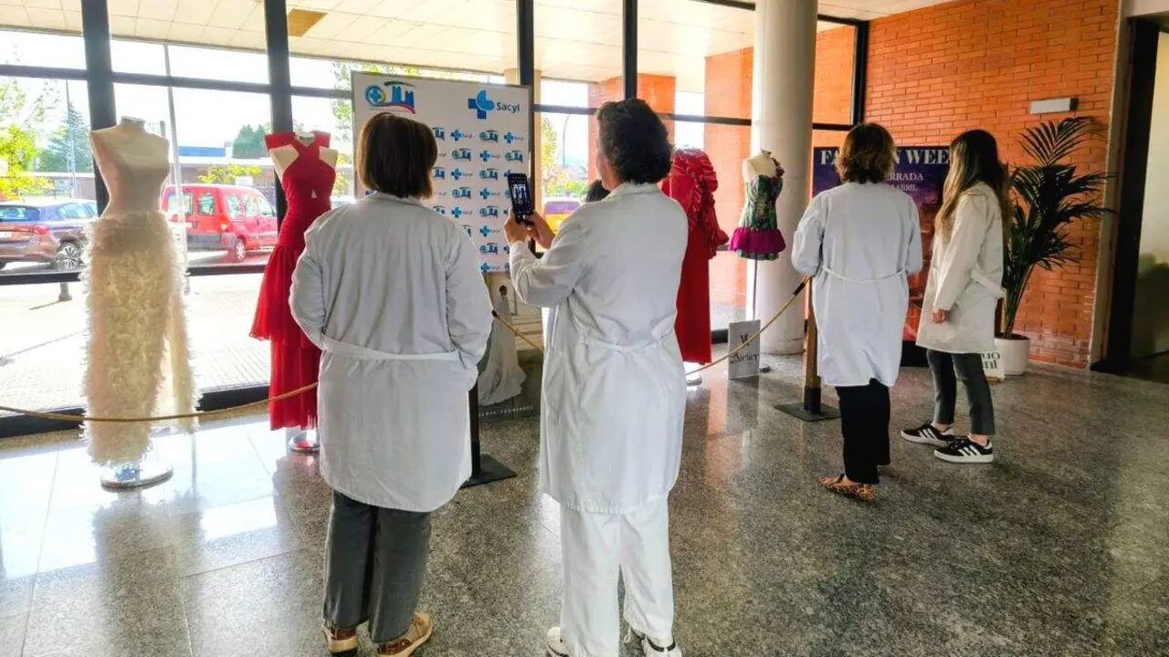 Exposici&oacute;n de la Ponferrada Fashion Week en el hall del Hospital El Bierzo