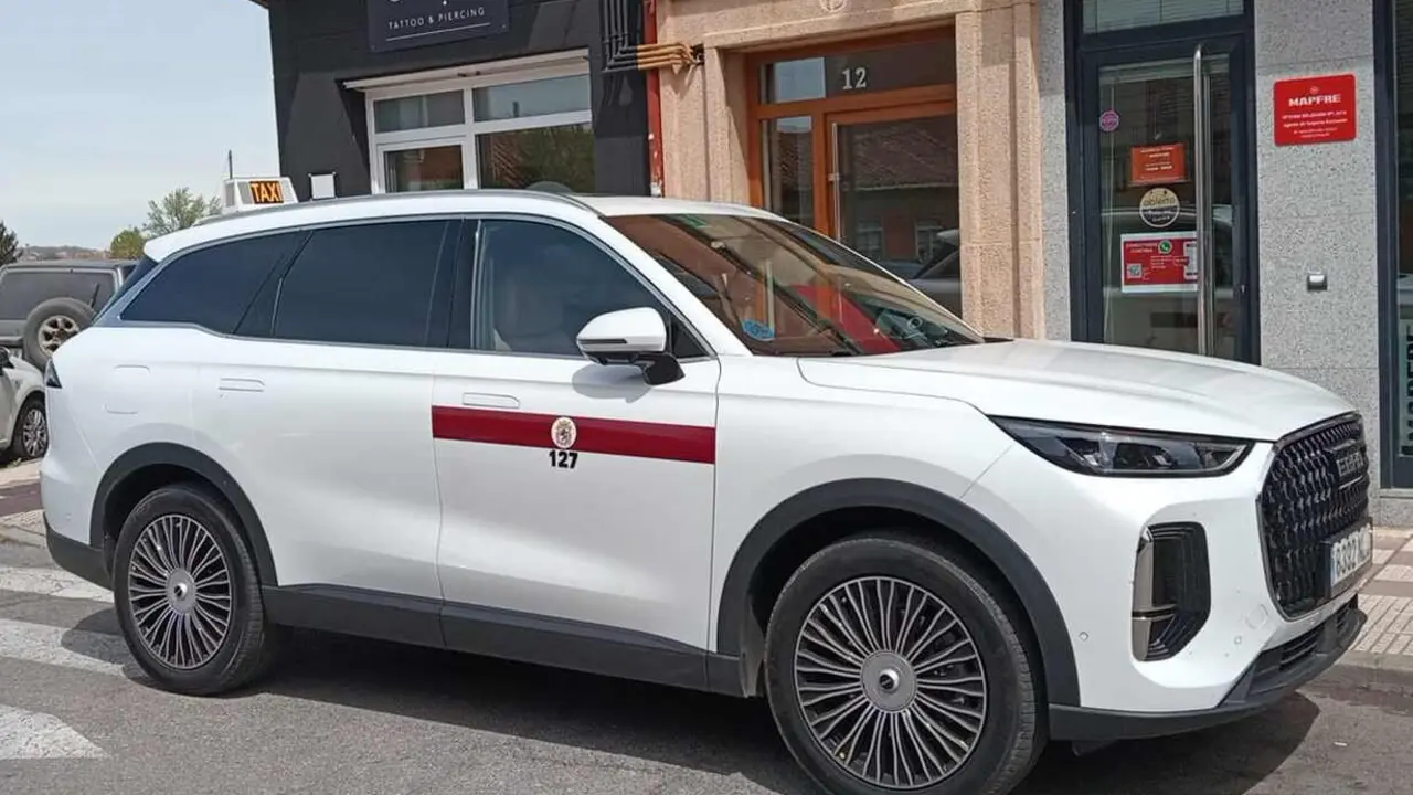 El primer taxi Ebro de toda Espa&ntilde;a es leon&eacute;s. El primer veh&iacute;culo de la hist&oacute;rica marca Ebro adaptado como taxi en Espa&ntilde;a comenzar&aacute; a operar en Le&oacute;n de la mano del conductor Roberto Luis Ca&ntilde;&oacute;n, que ha apostado por innovaci&oacute;n, capacidad y eficiencia.