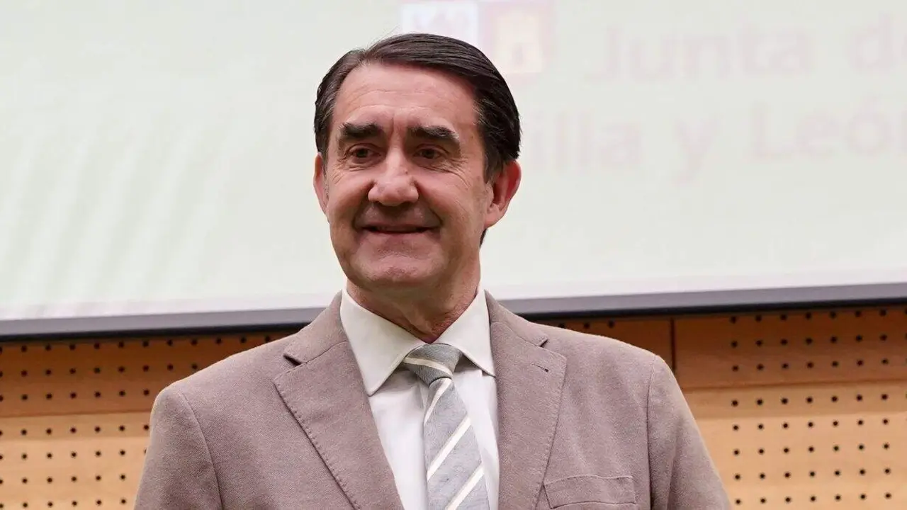 El consejero de Medio Ambiente, Vivienda y Ordenaci&oacute;n del Territorio en funciones, Juan Carlos Su&aacute;rez-Qui&ntilde;ones, participa en la jornada &lsquo;Sostenibilidad en empresas&rsquo;. En la imagen junto a los premiados