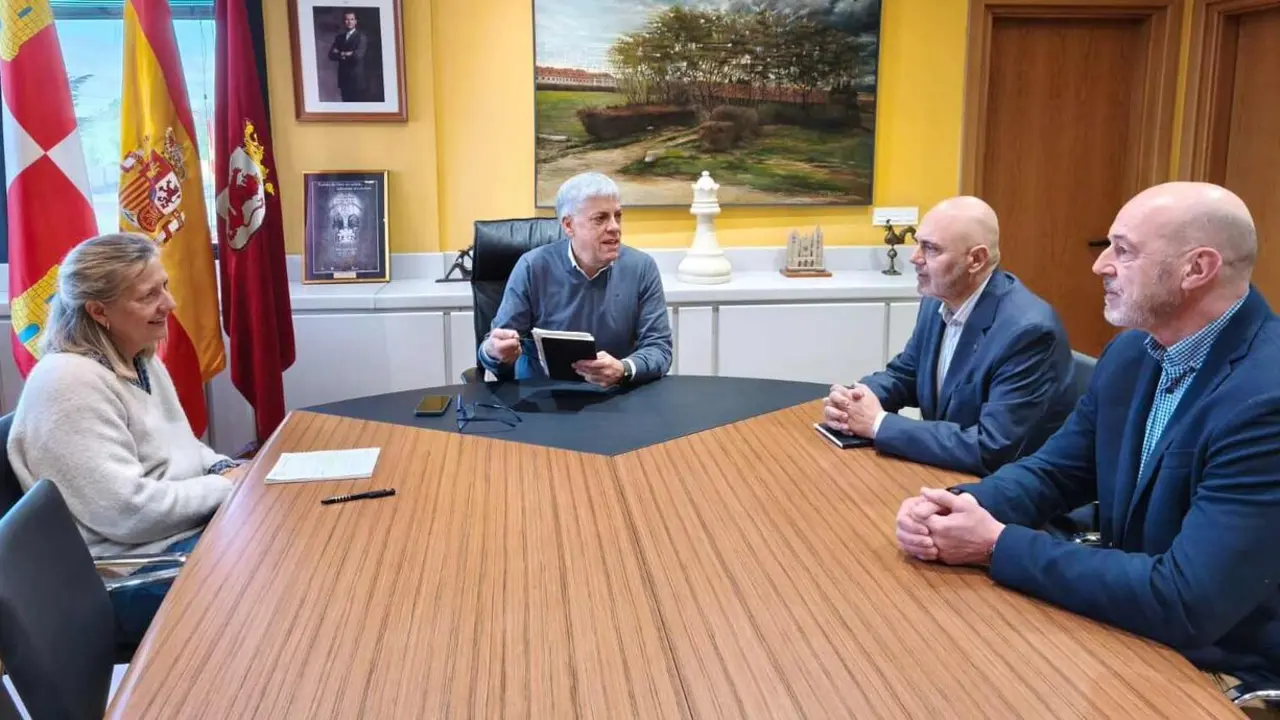 Visita de la Academia de las Artes al delegado de la Junta en Le&oacute;n.