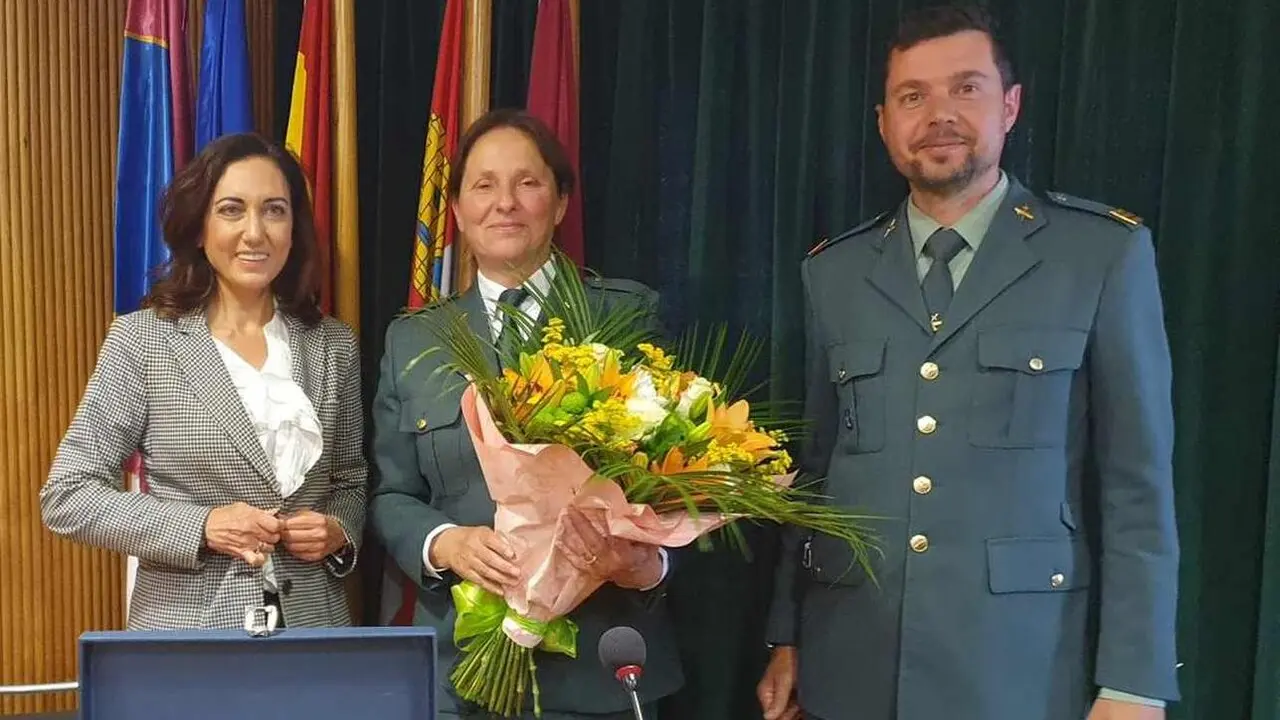 La alcaldesa de la localidad, , junto a 'Trini', durante el homenaje en el consistorio param&eacute;s.