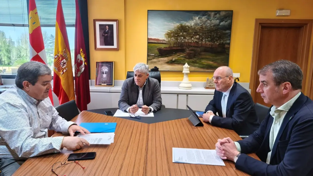 Un instante de la reuni&oacute;n con el alcalde de Turcia.