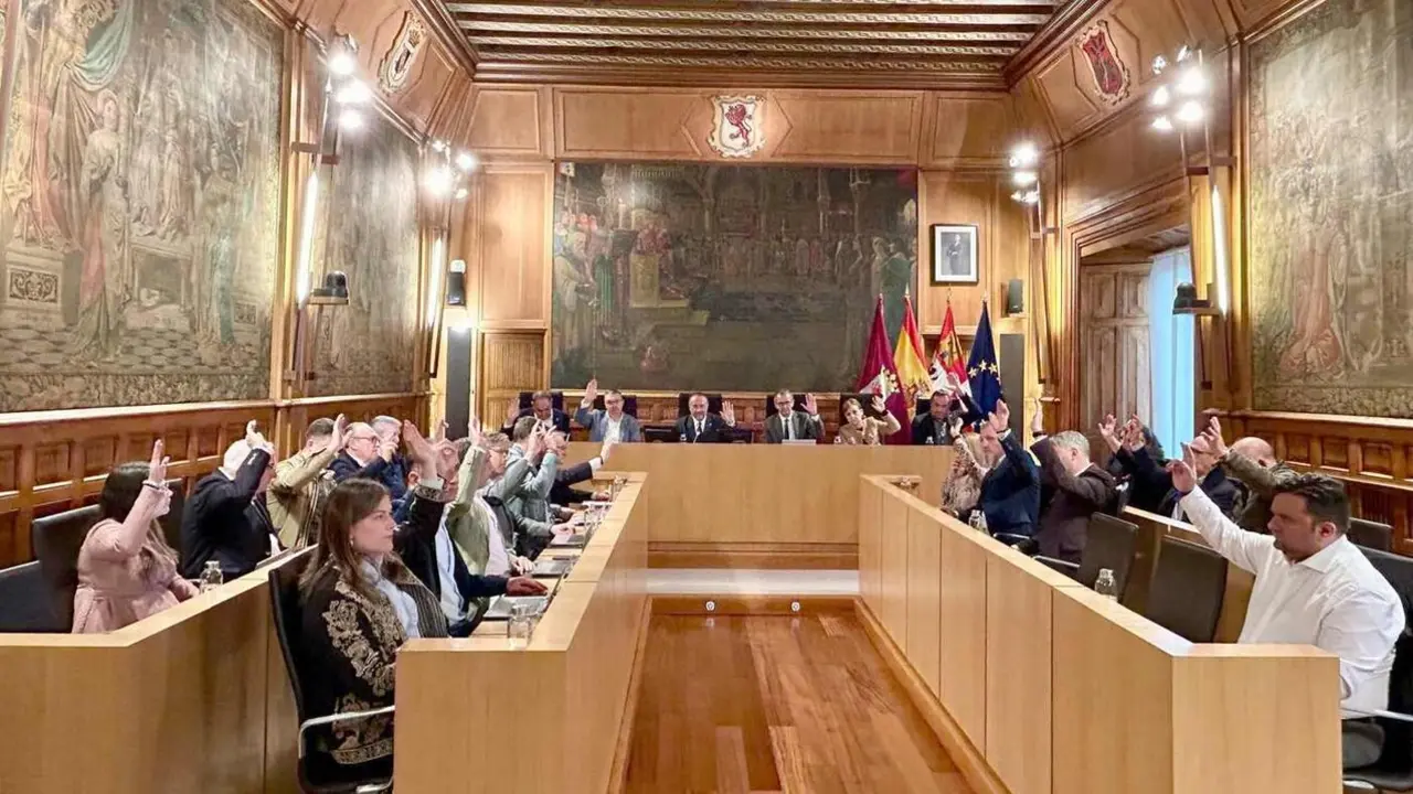 Un instante de una de las votaciones realizadas durante el pleno.