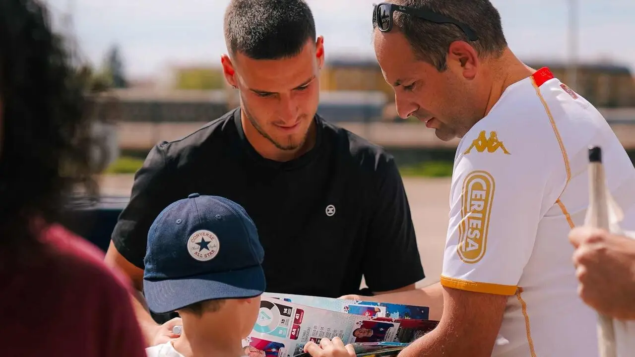 Un joven aficionado le pide un aut&oacute;grafo a Barzic a su llegada al Reino de Le&oacute;n.