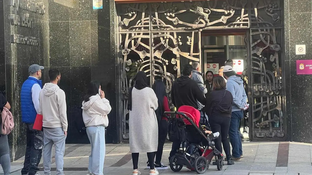 El Ayuntamiento de Le&oacute;n sigue concentrando colas para la obtenci&oacute;n de la documentaci&oacute;n previa, mientras se inicia la atenci&oacute;n presencial para la regularizaci&oacute;n con alta afluencia desde primera hora. Las colas ya fueron visibles la pasada semana y se repiten en la actual. Fotos: S. Garc&iacute;a | L. Ramajo