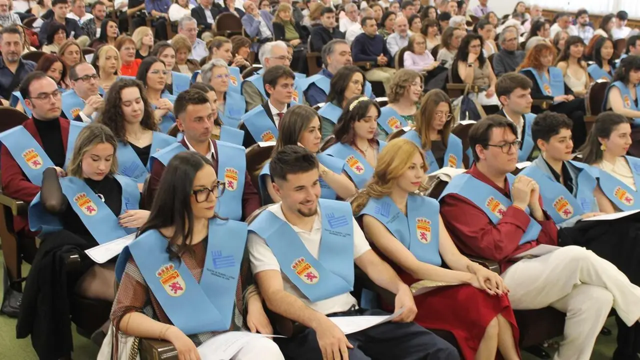 Imagen de los alumnos egresados, durante la ceremonia.
