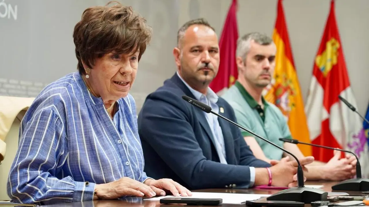 El diputado de Cultura, Arte y Patrimonio, Emilio Mart&iacute;nez Mor&aacute;n; la concejala de Acci&oacute;n y Promoci&oacute;n Cultural del Ayuntamiento de Le&oacute;n, Elena Aguado; y el presidente de la Asociaci&oacute;n de Libreros de Le&oacute;n, &Oacute;scar Garc&iacute;a Fern&aacute;ndez, presentan el D&iacute;a del Libro 2026