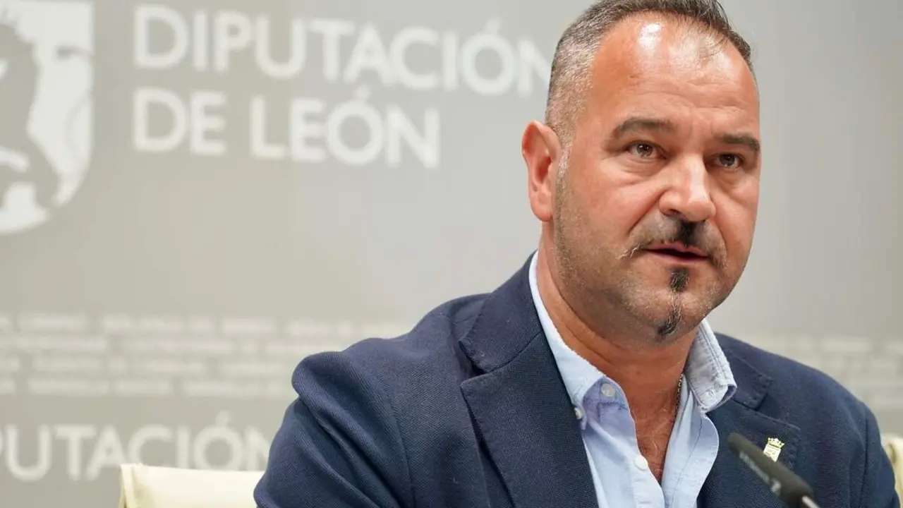 El diputado de Cultura, Arte y Patrimonio, Emilio Mart&iacute;nez Mor&aacute;n; la concejala de Acci&oacute;n y Promoci&oacute;n Cultural del Ayuntamiento de Le&oacute;n, Elena Aguado; y el presidente de la Asociaci&oacute;n de Libreros de Le&oacute;n, &Oacute;scar Garc&iacute;a Fern&aacute;ndez, presentan el D&iacute;a del Libro 2026