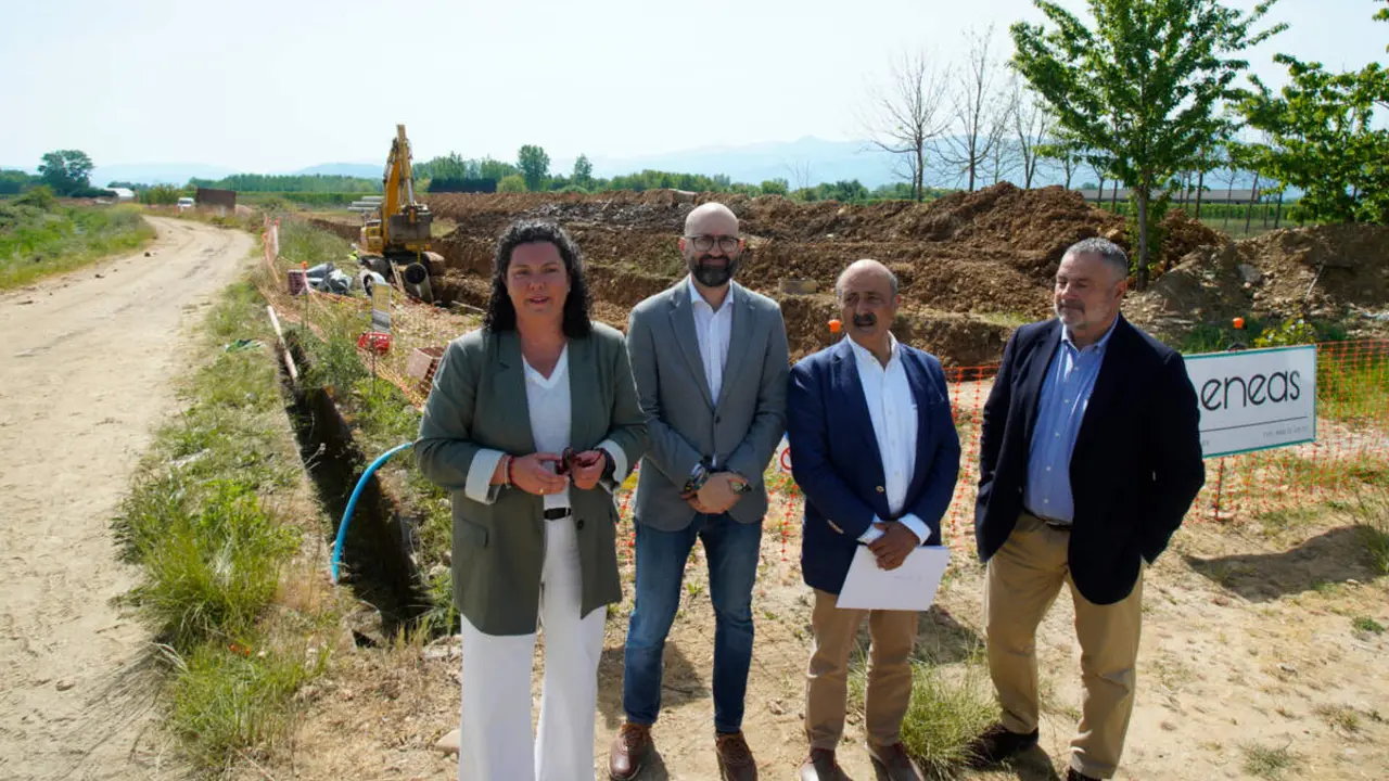 El presidente de la Confederaci&oacute;n del Mi&ntilde;o-Sil, Jos&eacute; Antonio Quiroga (2D), junto al alcalde de Camponaraya (Le&oacute;n ), Eduardo Mor&aacute;n (D), la alcaldesa de Cacabelos (Le&oacute;n), Irene Gonz&aacute;lez, y el subdelegado del Gobierno en Le&oacute;n, H&eacute;ctor Alaiz (2I), durante la visita a las obras de emergencia que el organismo de cuenca hace en el saneamiento del Bierzo Bajo