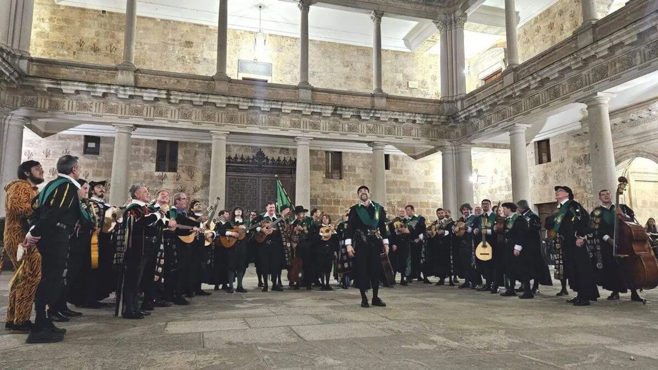 Tuna de la Universidad de Le&oacute;n rondando en el patio del colegio Anaya 1