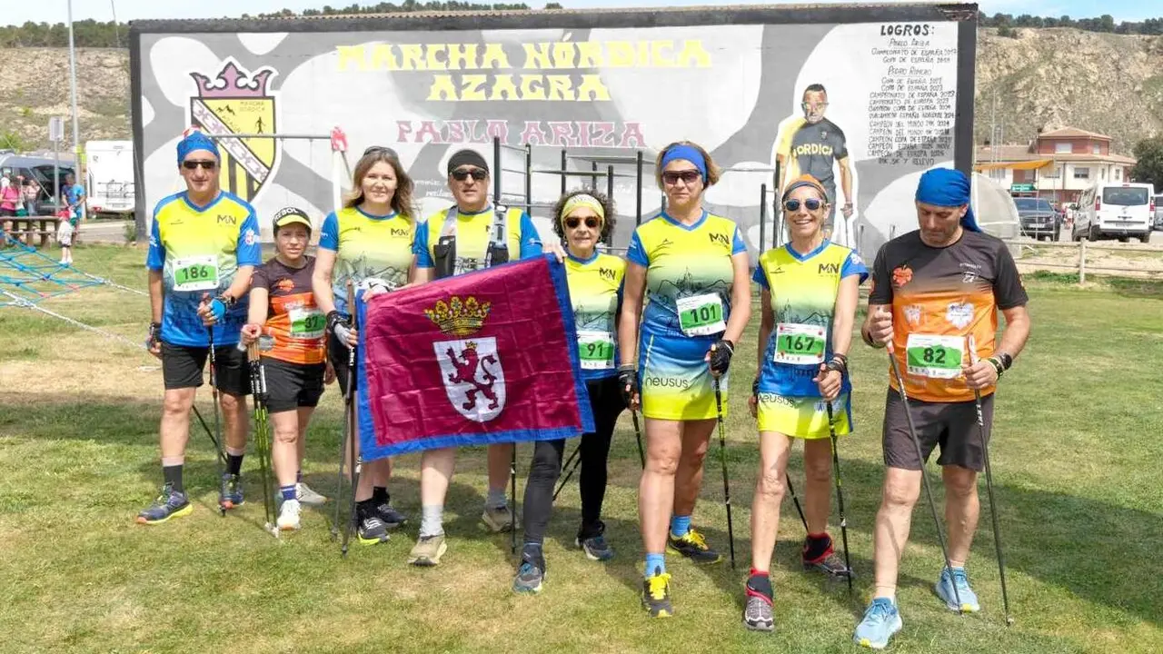 Los representantes del equipo leon&eacute;s, con su bandera.