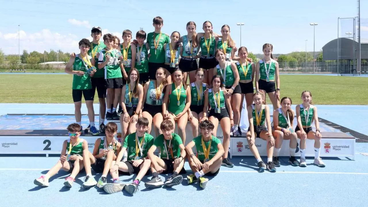 Equipo sub14-16 sobre la pista de atletismo.