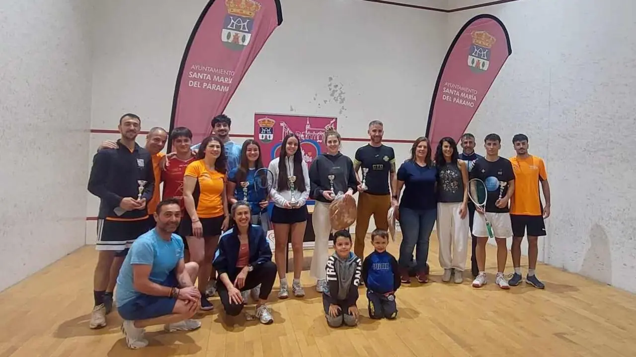 Los participantes en la competici&oacute;n, en una foto de familia.
