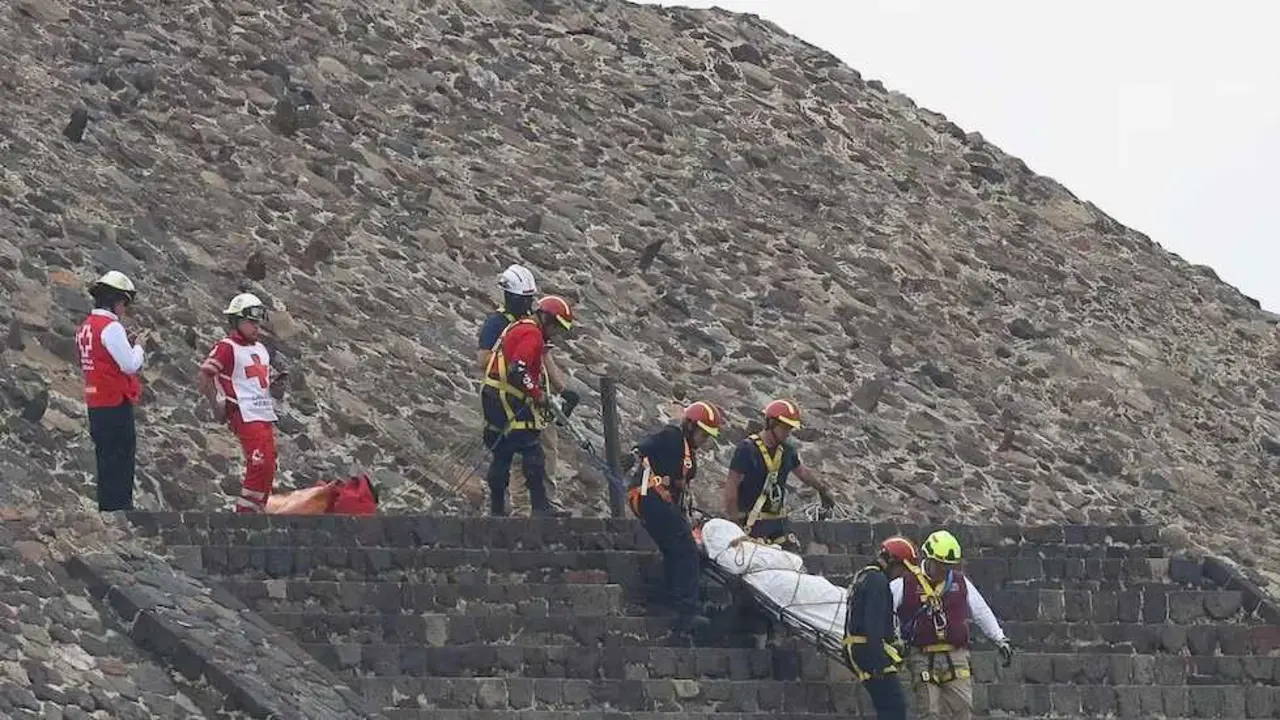 Equipos de emergencias trasladan a la turista tiroteada en M&eacute;xico.