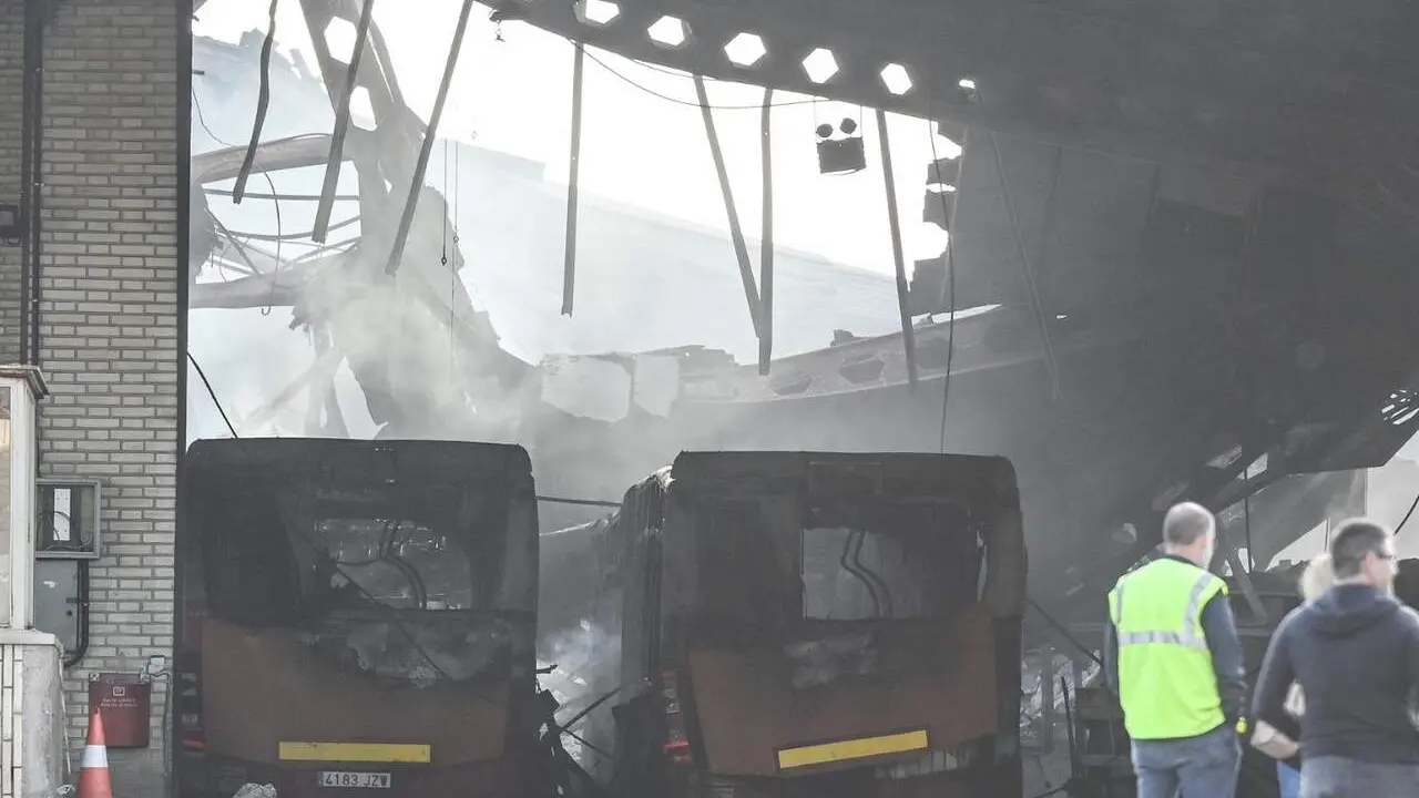 Un incendio ha causado importantes da&ntilde;os en las cocheras municipales de Burgos, con varios veh&iacute;culos calcinados. Fotos: Ricardo Ord&oacute;&ntilde;ez