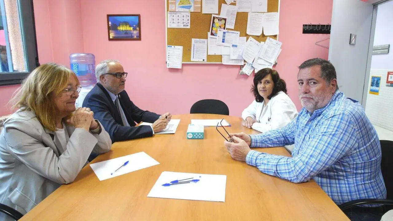 El presidente del Consejo Comarcal del Bierzo, Olegario Ram&oacute;n (I), junto al gerente de Asistencia Sanitaria del Bierzo, Juan Ortiz de Saracho (D), durante la reuni&oacute;n de esta ma&ntilde;ana en la sede del Centro de Atenci&oacute;n a Drogodependientes (CAD), en Ponferrada e