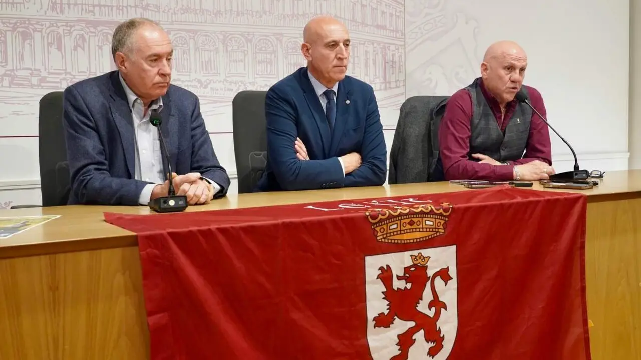 El alcalde de Le&oacute;n, Jos&eacute; Antonio Diez, presenta el V Camino a la Libertad junto al portavoz del Grupo Municipal de Uni&oacute;n del Pueblo Leon&eacute;s, Eduardo L&oacute;pez Sendino, y Carlos Gonz&aacute;lez, de Conceyu Pa&iacute;s Llion&eacute;s