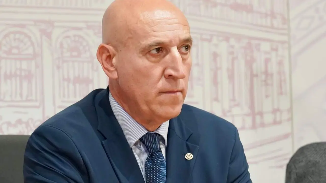 El alcalde de Le&oacute;n, Jos&eacute; Antonio Diez, presenta el V Camino a la Libertad junto al portavoz del Grupo Municipal de Uni&oacute;n del Pueblo Leon&eacute;s, Eduardo L&oacute;pez Sendino, y Carlos Gonz&aacute;lez, de Conceyu Pa&iacute;s Llion&eacute;s