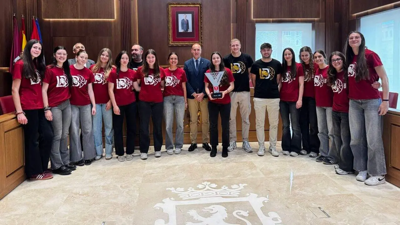 El alcalde de Le&oacute;n recibi&oacute; este martes a las jugadoras y cuerpo t&eacute;cnico del Lioness Somos Hijolusa. Foto: Ayto. Le&oacute;n.