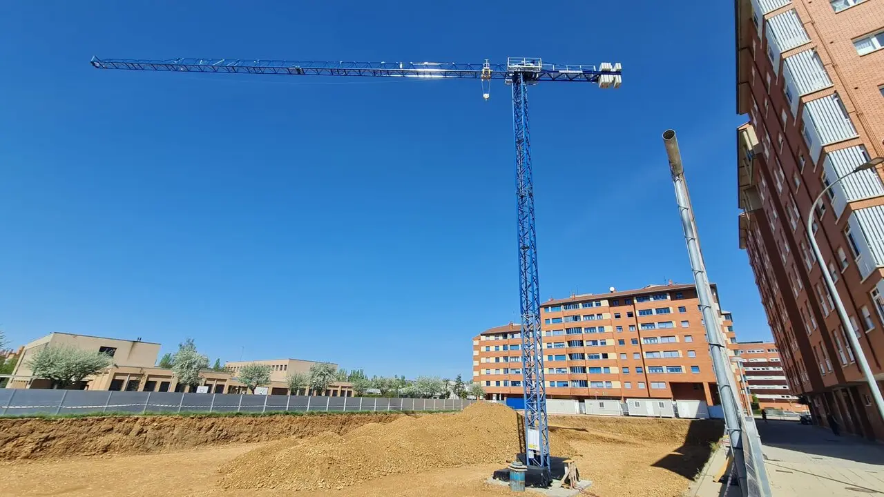 Las m&aacute;quinas ya trabajan en la parcela situada entre las calles Comandante Cortizo y Vega de Infanzones, en Le&oacute;n, donde ha comenzado la construcci&oacute;n del nuevo polideportivo destinado a reforzar las instalaciones deportivas del CEIP Camino del Norte y el IES Eras de Renueva.