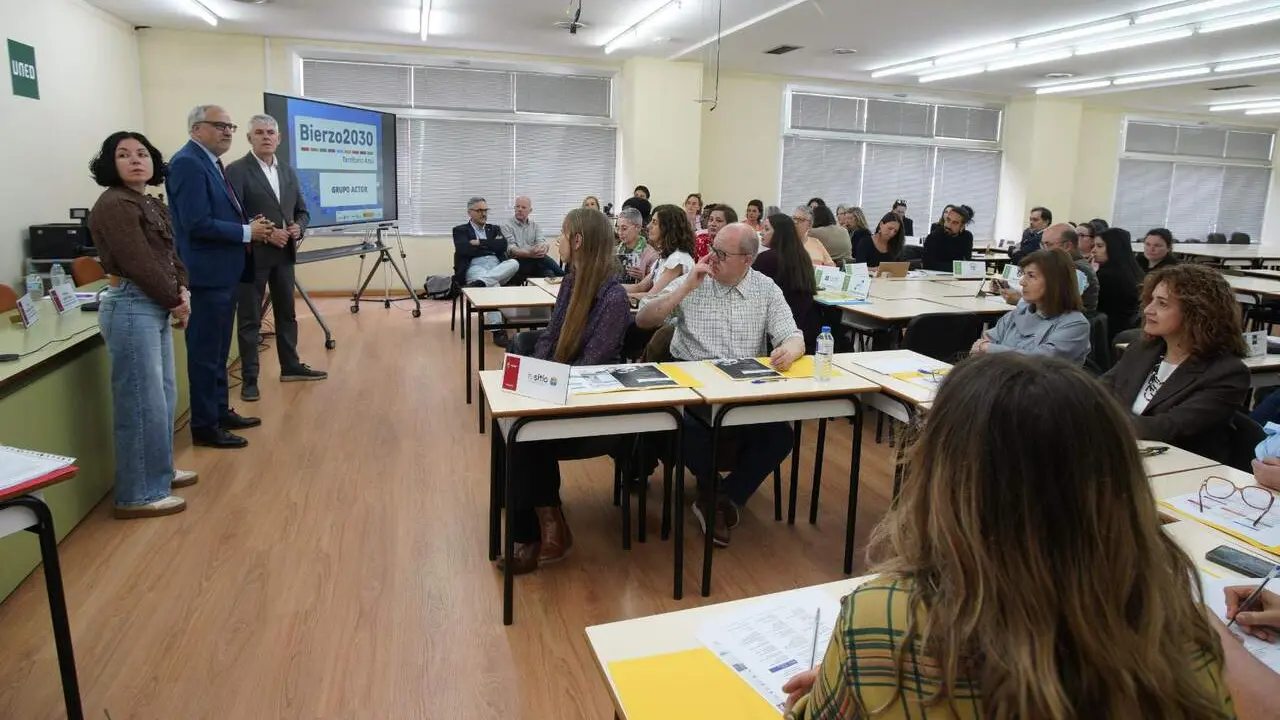 El presidente del Consejo Comarcal del Bierzo, Olegario Ram&oacute;n, junto a la consejera comarcal de Formaci&oacute;n, Empleo y Agenda 2030, Laura Fern&aacute;ndez, y el director de la UNED de Ponferrada, Jorge Vega, durante la jornada de inauguraci&oacute;n del proyecto 'Territorio Azul'. Foto: Peio Garc&iacute;a.