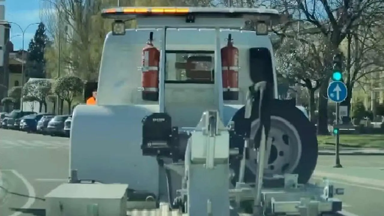 Imagen de la gr&uacute;a municipal momentos antes de perder el veh&iacute;culo que transportaba.